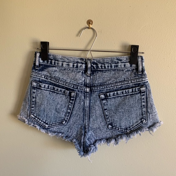 f21 high rise frayed hem jean shorts - Picture 5 of 6